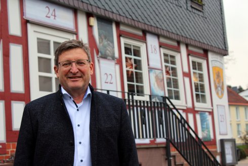BGM_Frank_Grunewald_ccbyStadtNiedenstein Bürgermeister Frank Grunewald vor Niedensteiner Rathaus