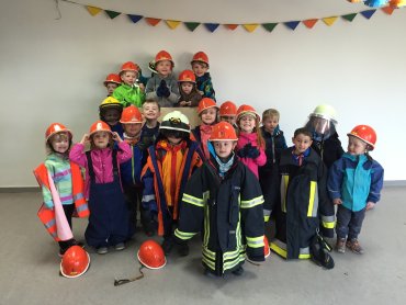 Die Kinder durften die Persönliche Schutzausrüstung anziehen.JPG