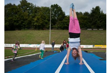 Mädchen das einen Handstand macht SG Chattengau Spiel- und Sporttag