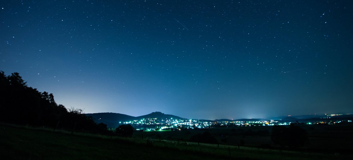Stadt mit einem Sternenhimmel Niedenstein bei Nacht