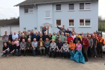 Menschen vor einem blauem Haus die Winken Niedenstein putzt sich