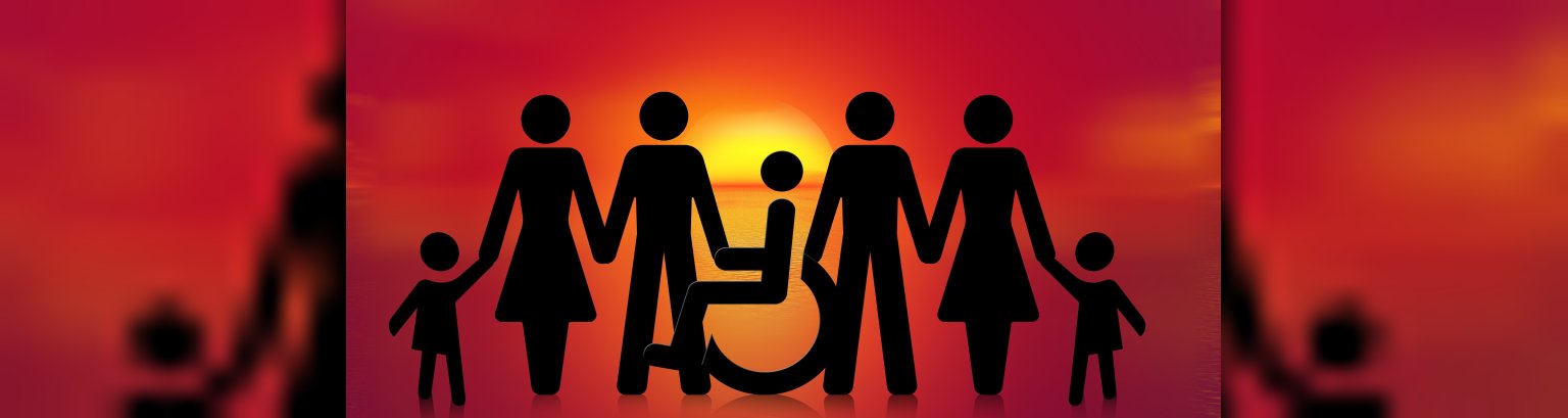 Gruppe verschiedener Menschsymbole inkl. Rollstuhl im Sonnenuntergang