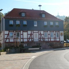 Das Bürgerhaus Niedenstein ist zu sehen es scheint die Sonne.