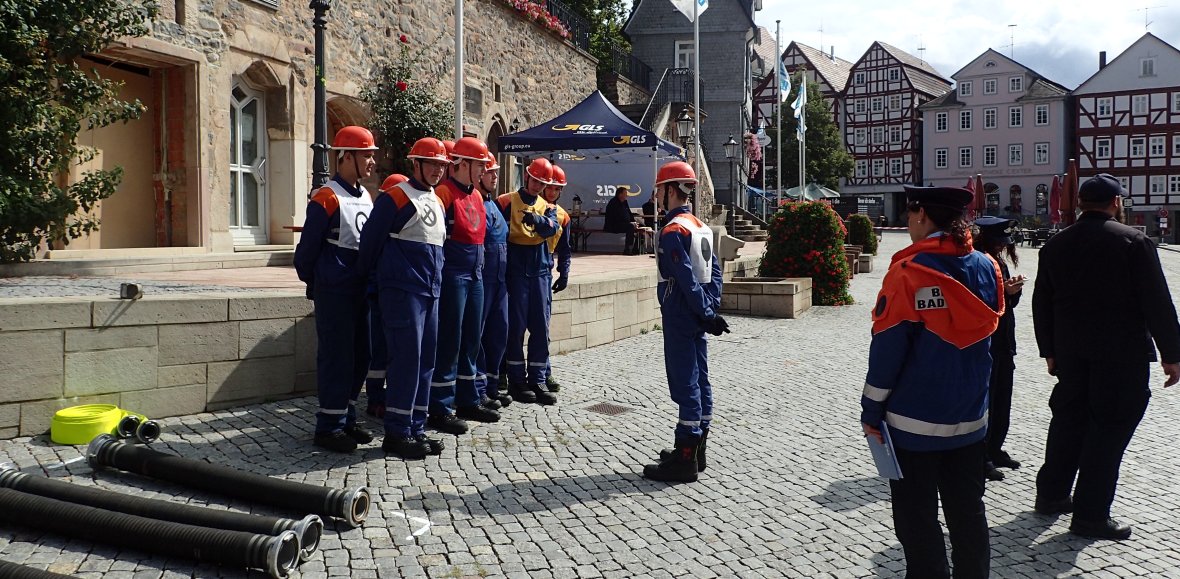 Die Staffel der JF Wichdorf beim Löschangriff.JPG
