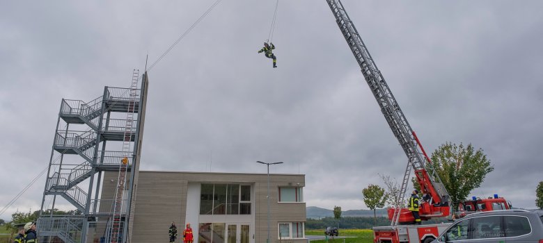 Absturzsicherung Übung an der Drehleiter in der Luft hängen