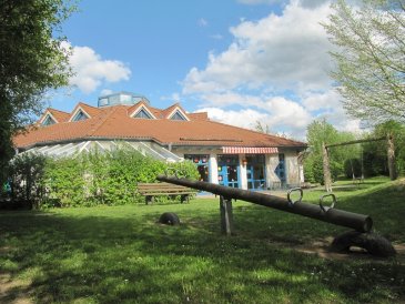 Bild zeigt die Kindertagesstätte Arche Noah mit Außengelände